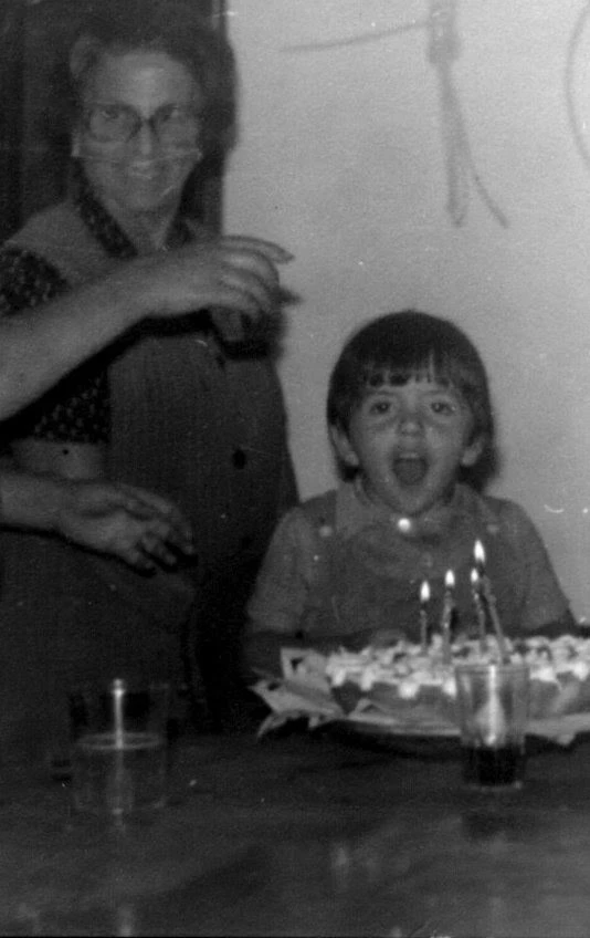Guillermo con su abuela María, la iaia Maria, en su cuarto cumpleaños - La historia del apartamento de Gandia